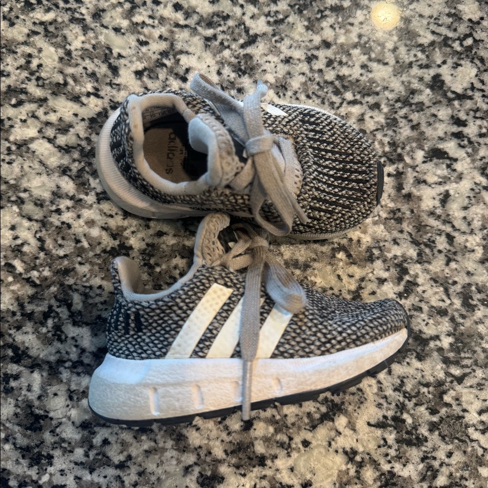 Toddlers Gray Adidas size 3